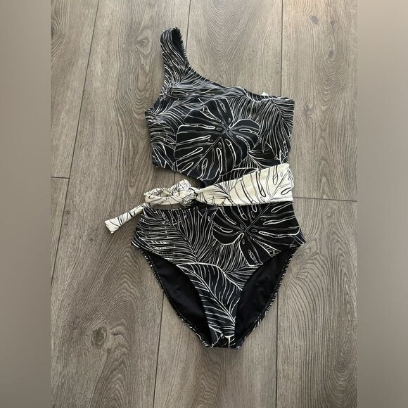 Skye woman’s one piece swim suit very beautiful - Picture 2 of 5